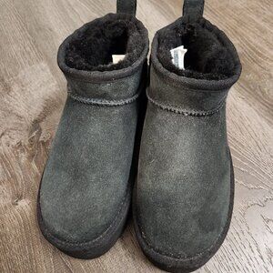 Ultra Mini Platform UGGs black size 6